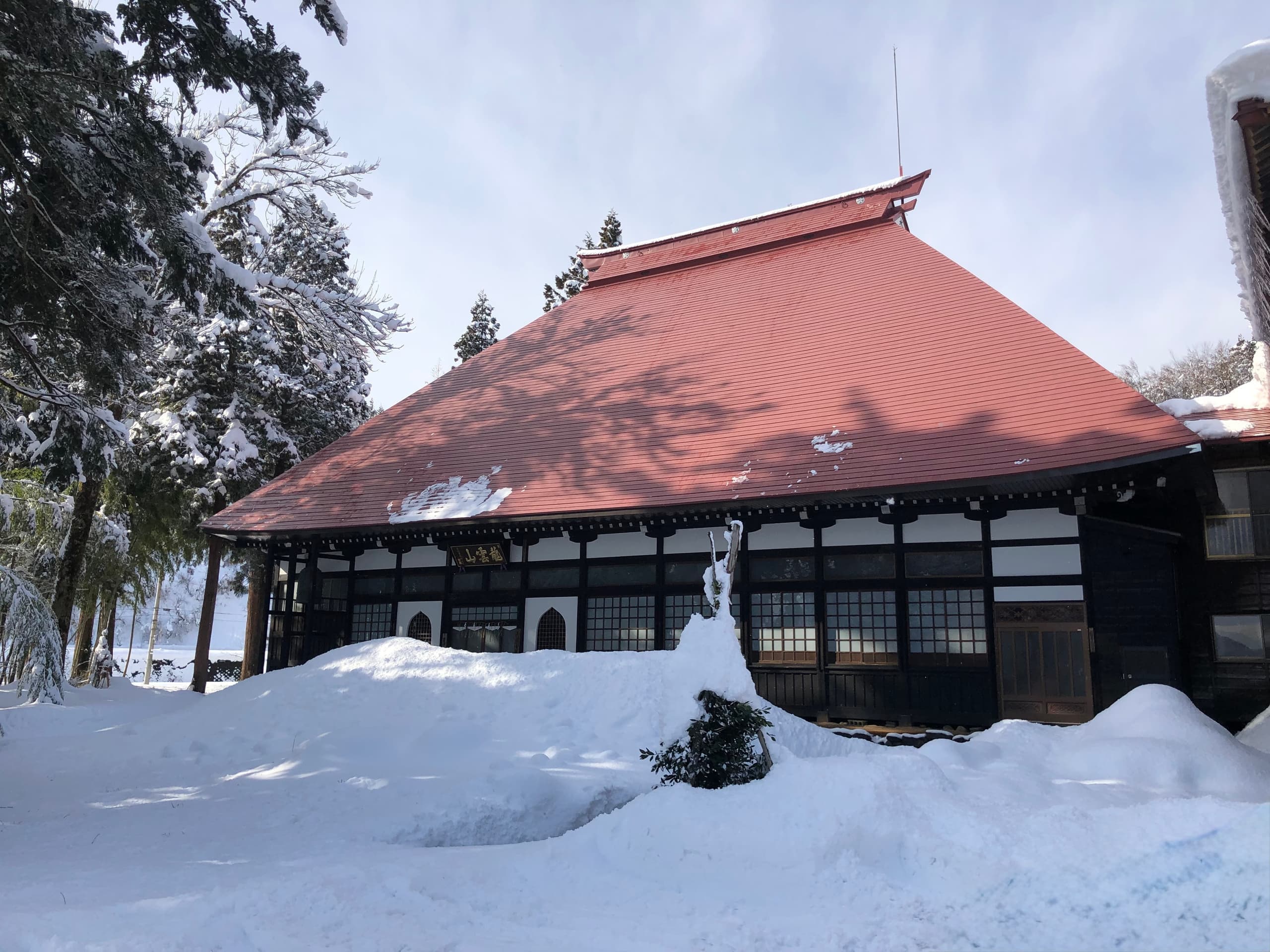 長福寺本堂 春 雪解け