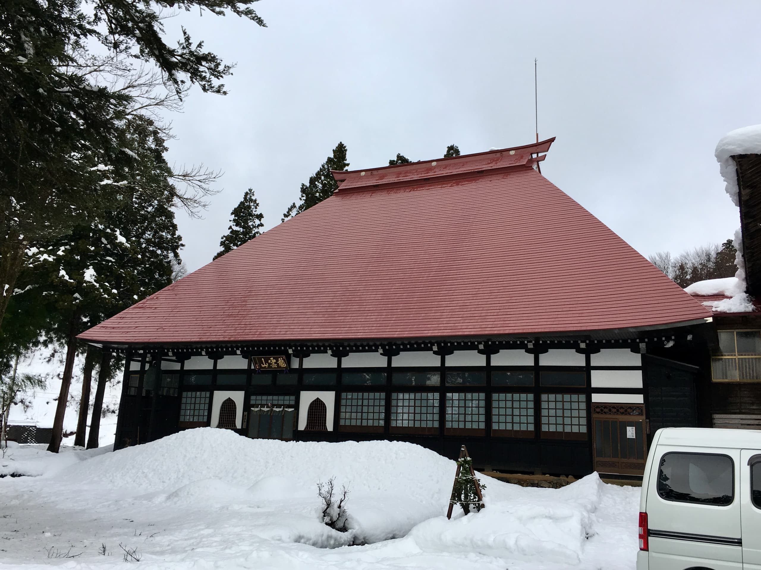 長福寺本堂 春 雪解け