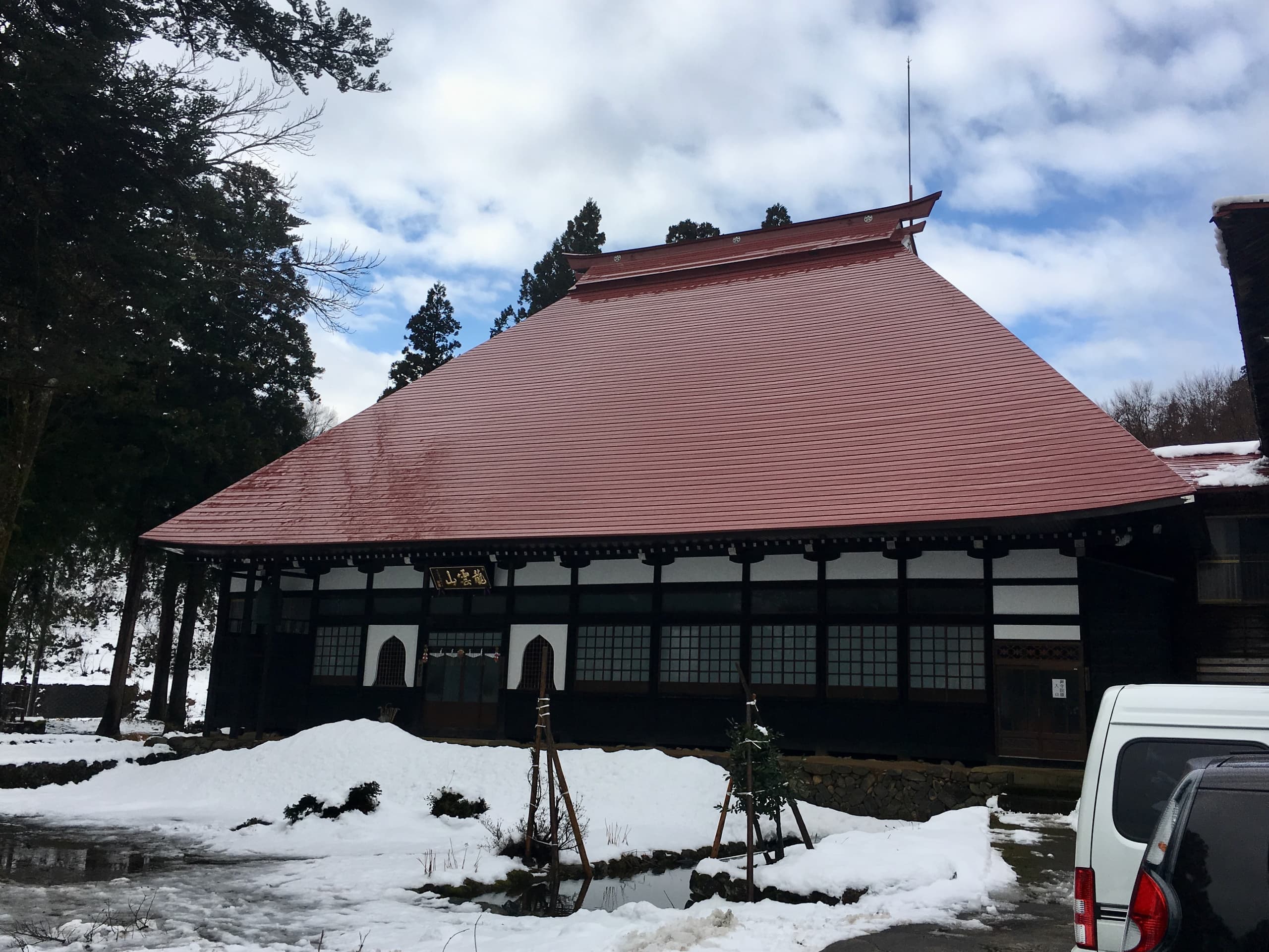 長福寺本堂 春 雪解け