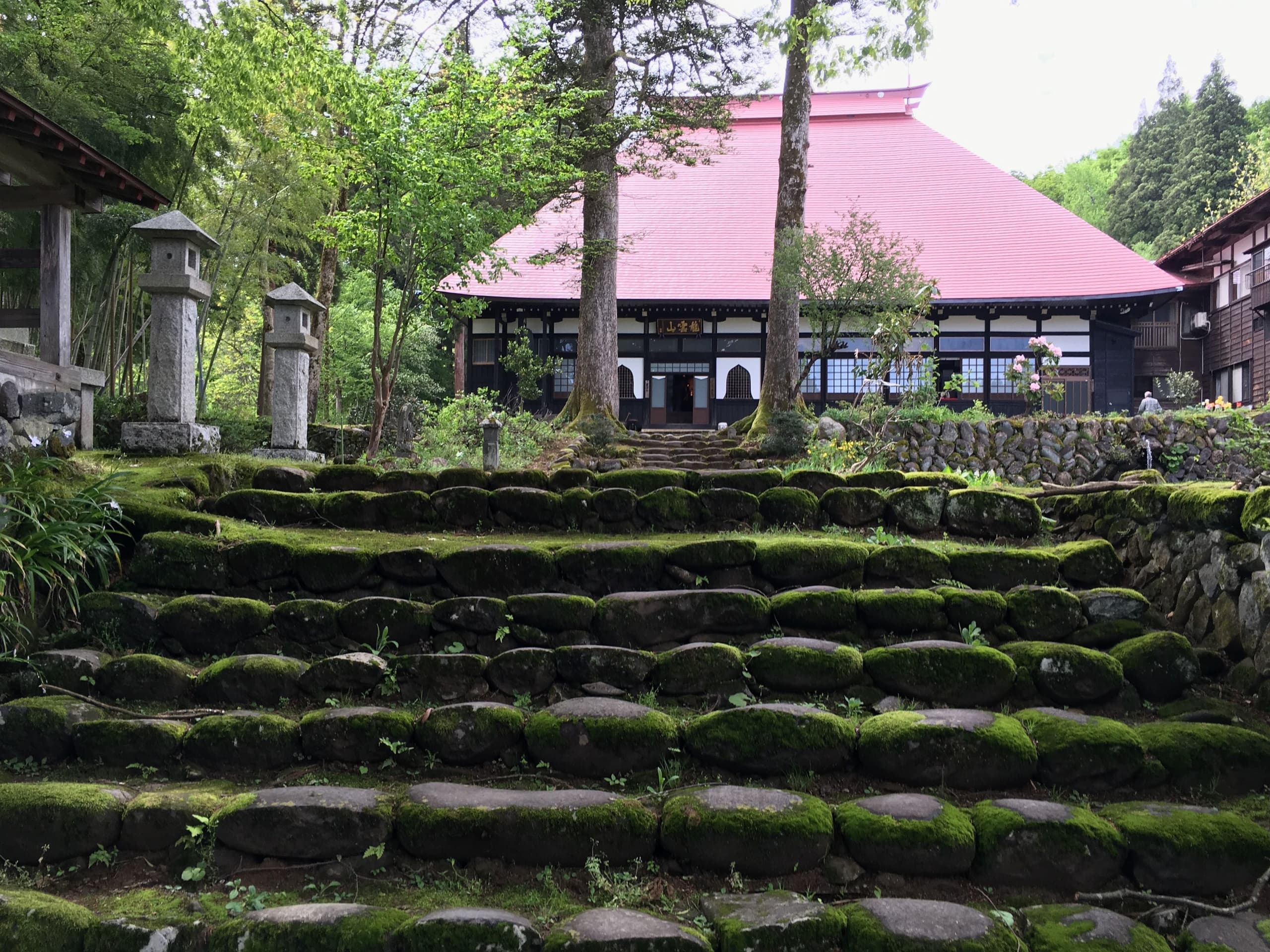 長福寺本堂 夏 入口